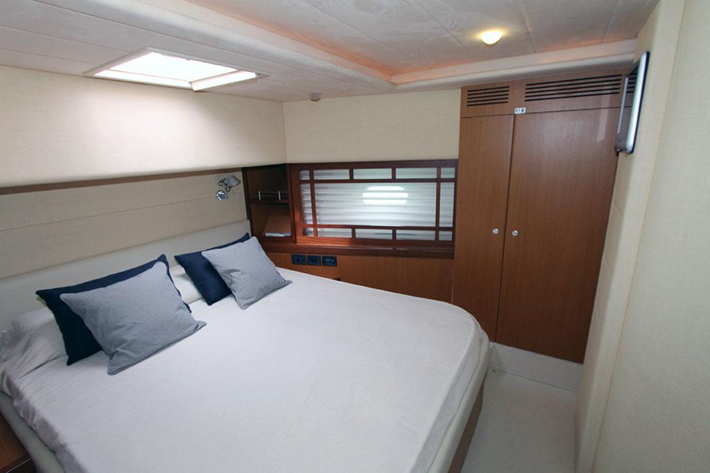 2005 FERRETTI YACHTS 731 